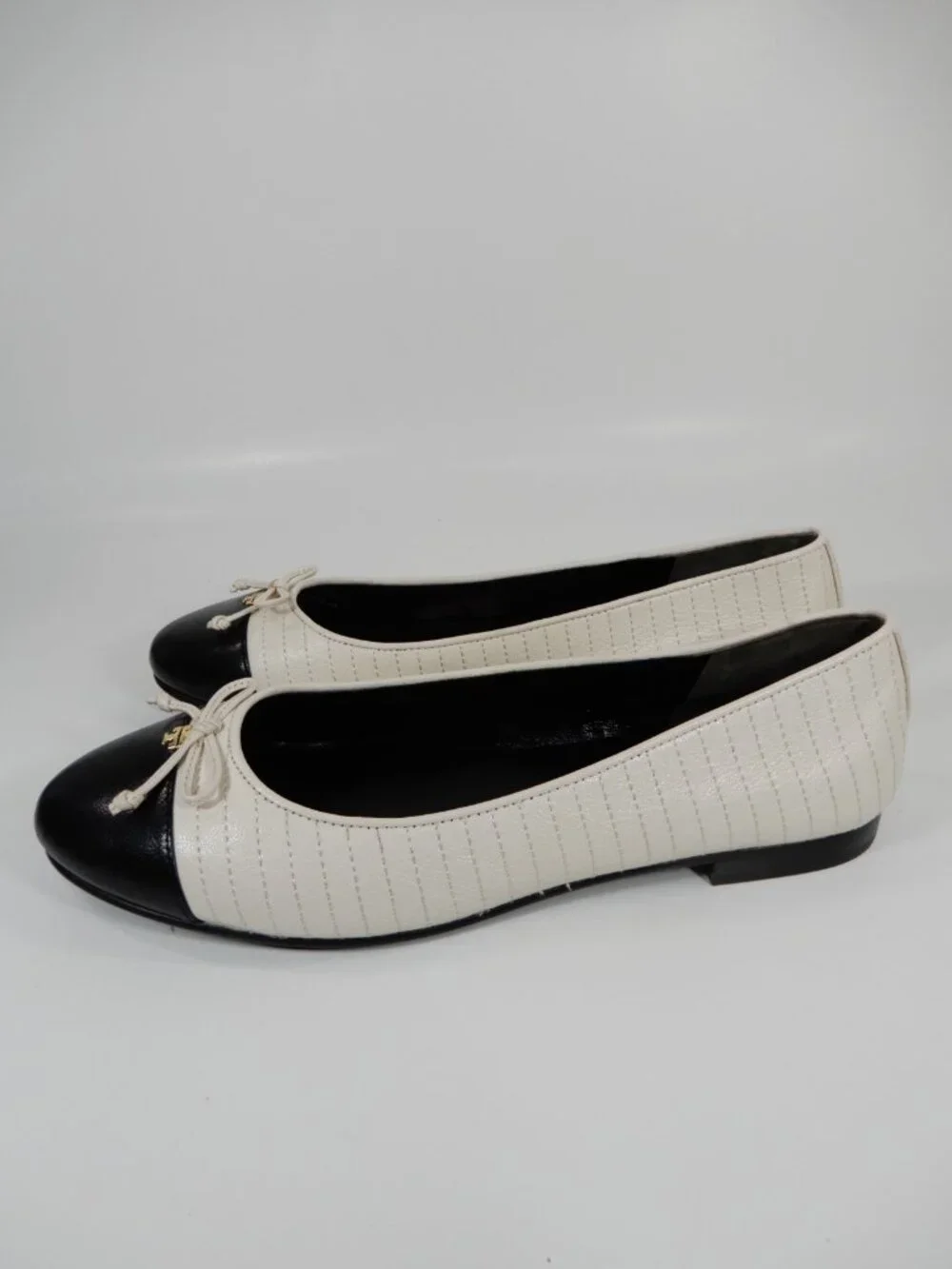 Tory Burch Quilted Cap Toe Ballet Flats Size 8.5 Cream Black Leather Bow NEW
